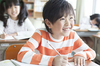 勉強する小学生