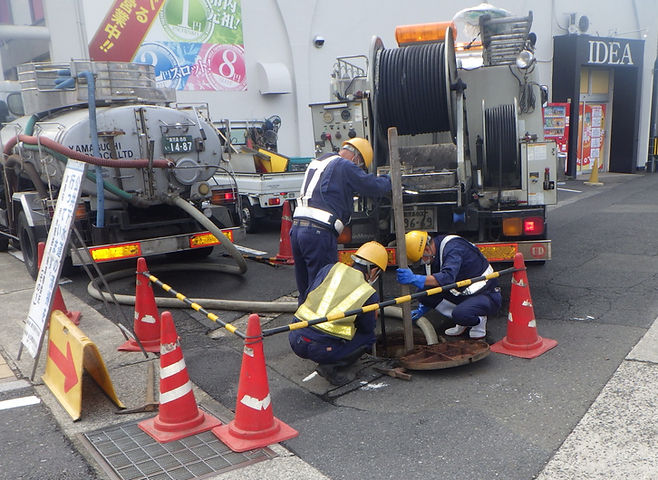 下水道清掃作業中