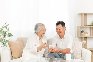 スマホを見る夫婦