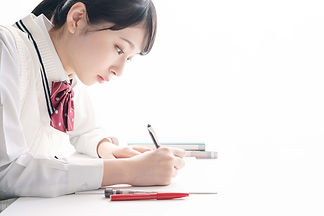 集中して勉強する中学生