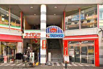 サイゼリヤの看板下