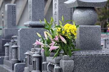 伝統的な日本の墓石