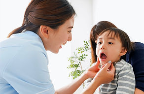 歯を見てもらう子供