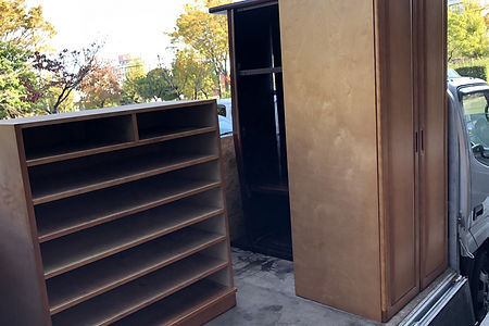 積込作業中の家具類