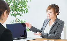 パソコンにて説明する女性