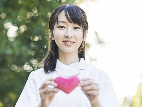 ハートロゴを持つ看護師