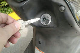 バイクにキーをさす