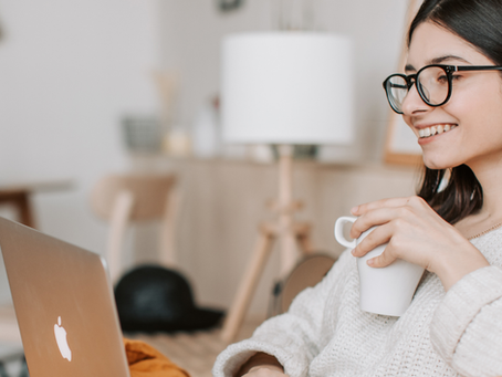 Empreendedora vendendo on-line na sua primeira loja virtual