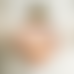 uma garota segurando ouro coloidal da alquimia coloidal