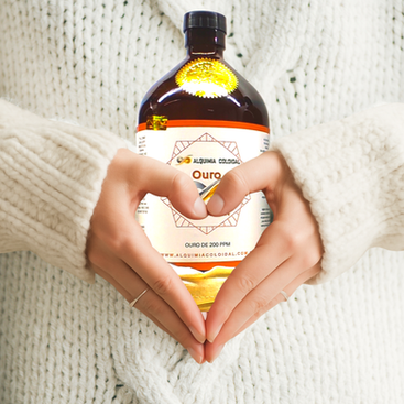 uma garota segurando ouro coloidal da alquimia coloidal