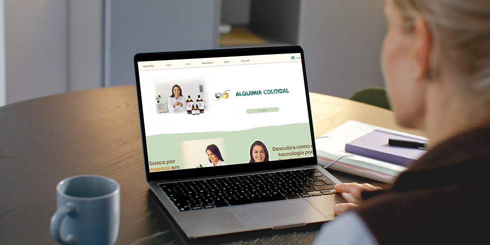 Imagem de computador com site da Alquimia Coloidal aberto, mostrando produtos coloidais