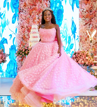 vestido-de-debutante-rosa-bebe-com-flores-3d-e-saia-volumosa-estilo-princesa-romantico
