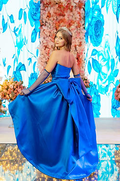 vestido-de-15-anos-azul-royal-com-laco-nas-costas-e-modelagem-princesa