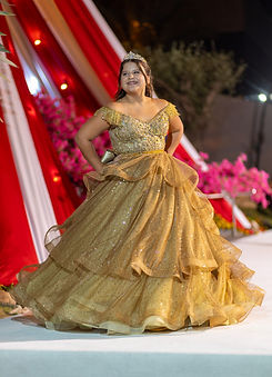 vestido-de-15-anos-dourado-com-brilho-e-ombros-caidos-look-realeza