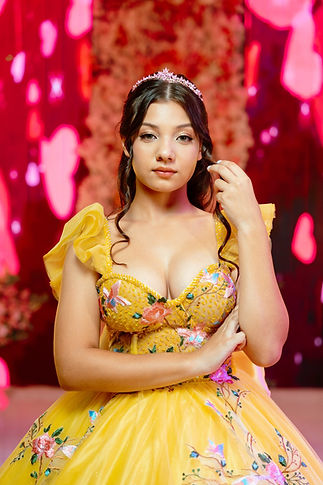 vestido-de-debutante-amarelo-com-bordados-florais-e-decote-profundo-romantico-e-delicado