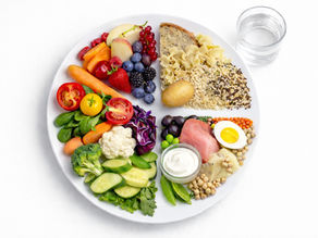 Tellermodell mit viel Obst und Gemüse (die Hälfte), kohlenhydratreichen Lebensmitteln (ein Viertel) und eiweißreichen Lebensmitteln (ein Viertel) - das meiste pflanzlichen Ursprungs.und hl