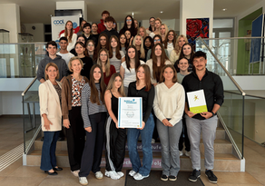 Gruppenfoto einer Klasse im Stiegenhaus mit Lehrerinnen und SIPCAN Mitarbeiter mit Siegerurkunde