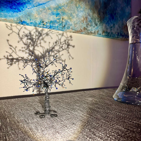 Egendesignat träd på bord vid tavla