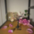 Träd ståltråd alla hjärtans dag i hylla med rosor