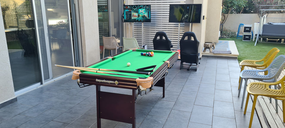 מותג - אטרקציות לאירועים - שולחן סנוקר ועמדות מולטימדיה לאירועים