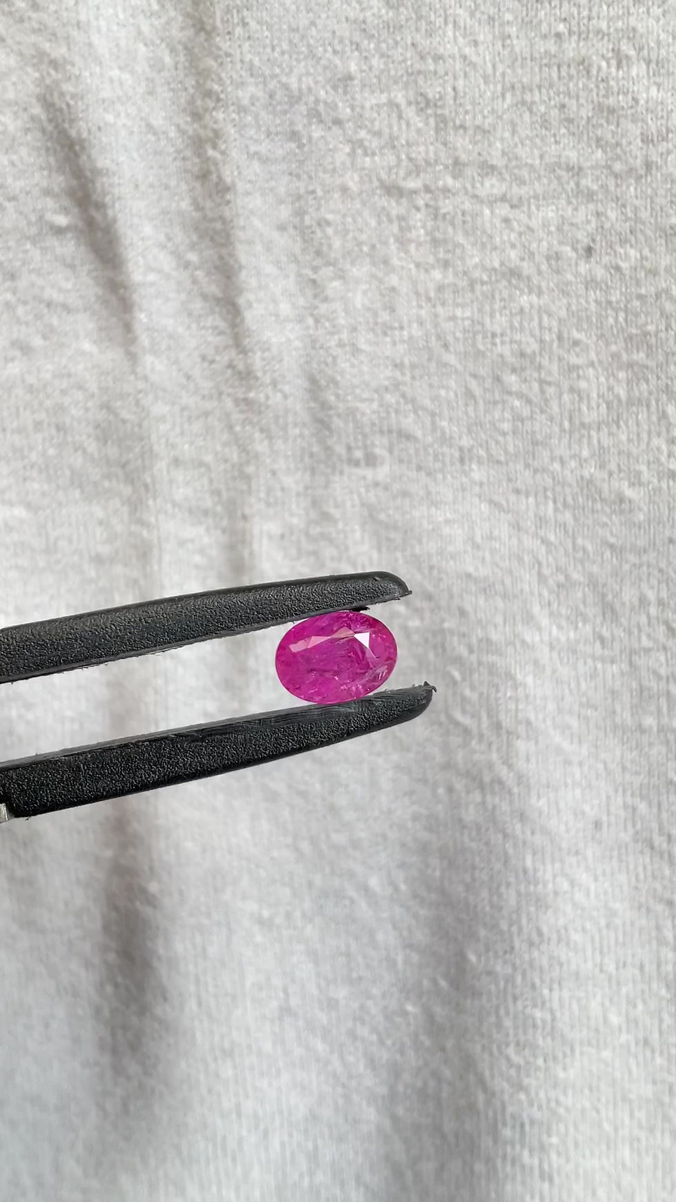 섬네일: Certified 1.61 Carats Mozambique Ruby Oval Faceted Cut stone No Heat Natural Gem