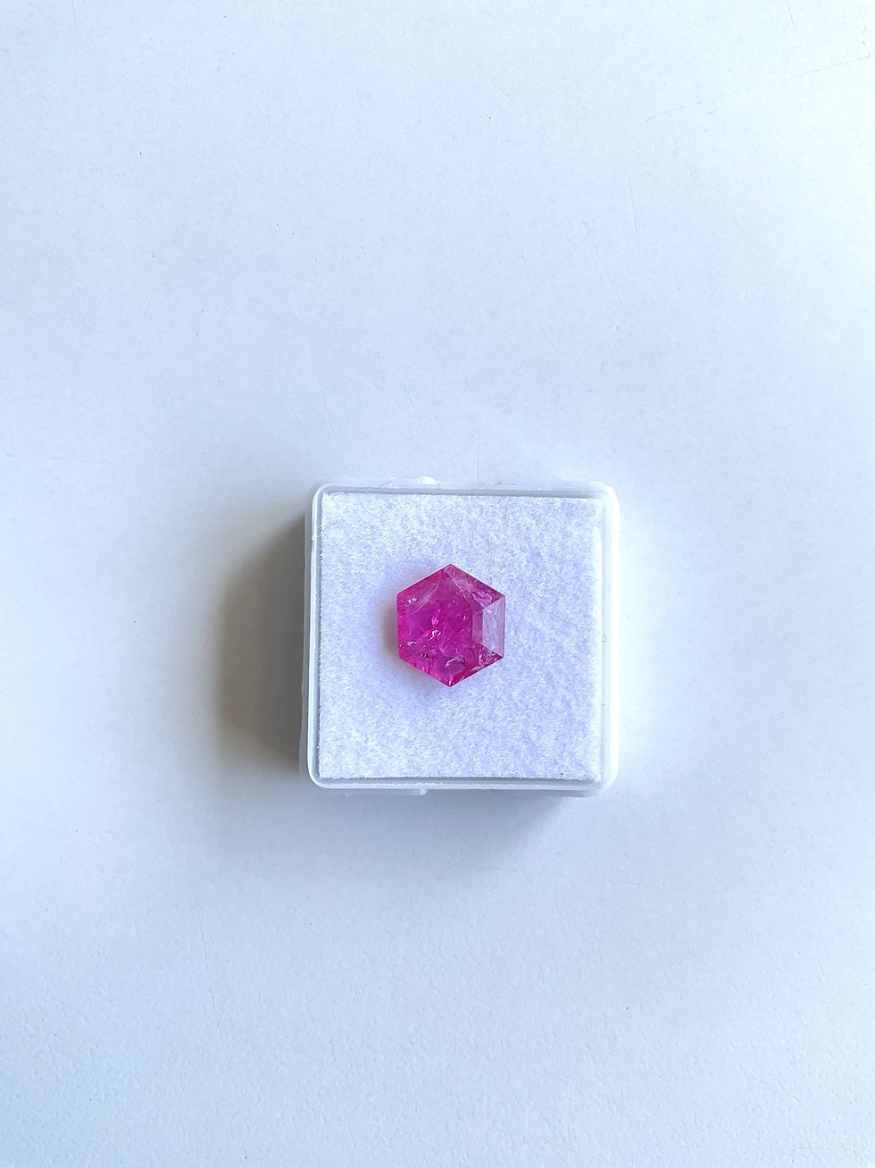 サムネイル： Certified 3.78 Carats Mozambique Ruby Hexagon Faceted Cut stone No Heat Natural