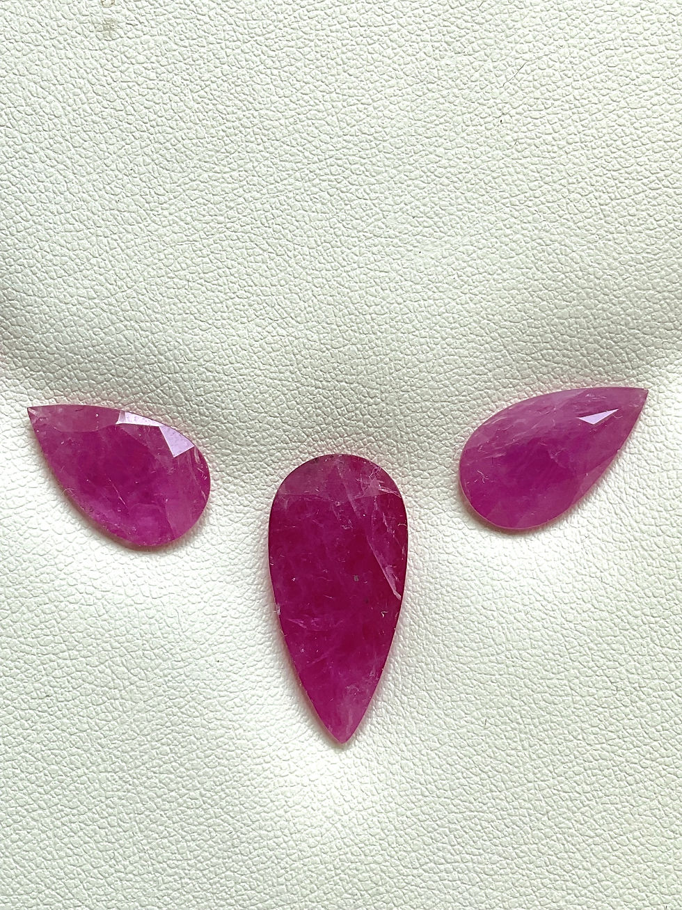 Miniature : 92.09 carats ruby Mozambique cut stone pear 17 Pieces layout heated natural gem