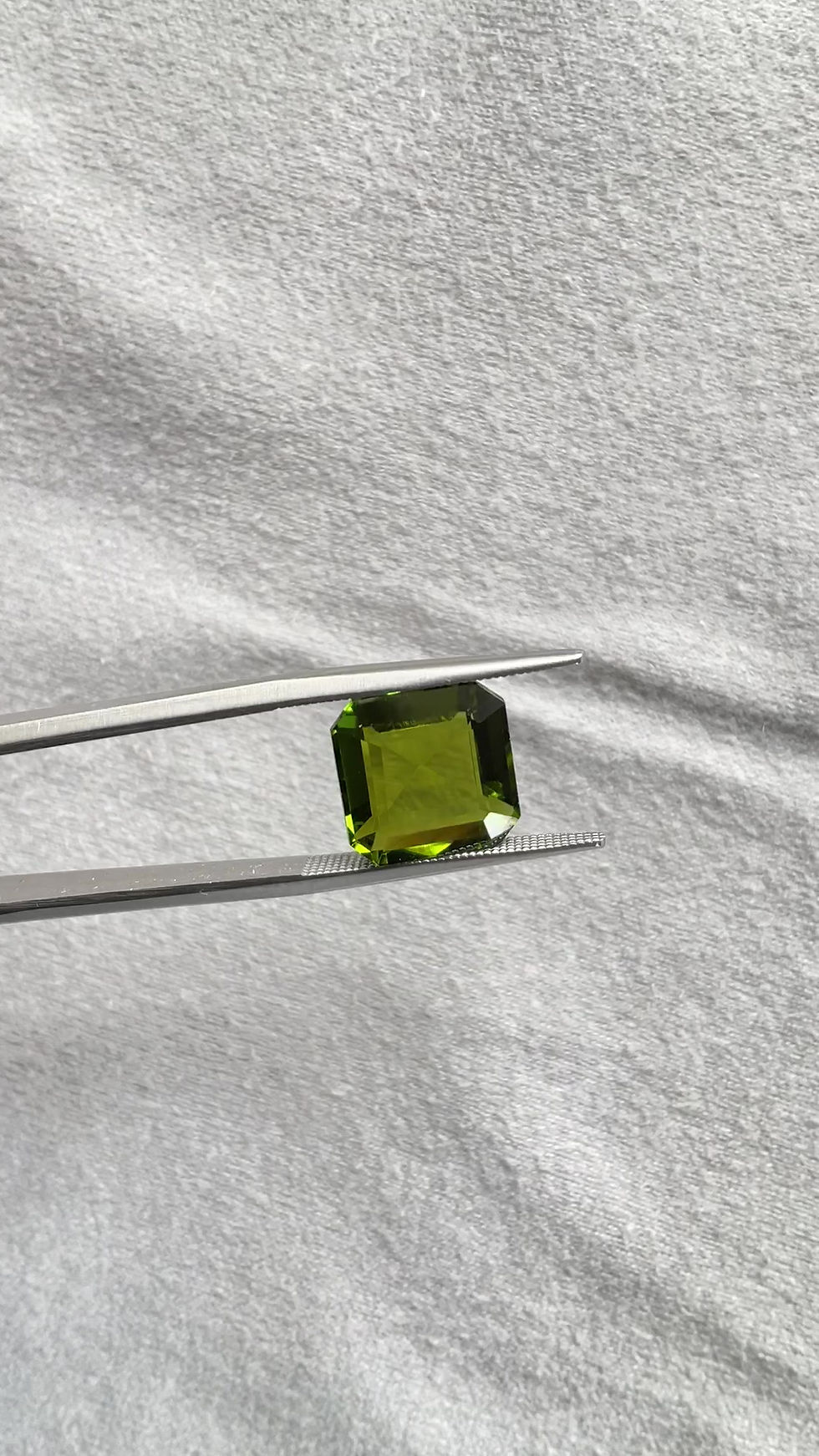 섬네일: 6.95 carats olive green Tourmaline octagon Faceted cut stone Natural gemstone