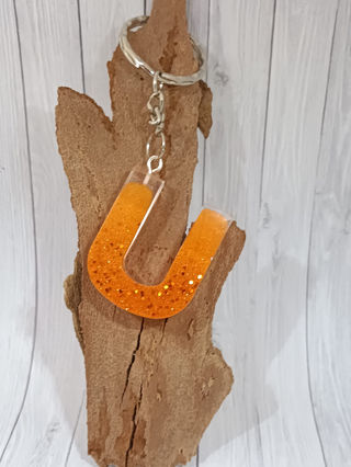 llavero letra inicial nombre naranja letrau u resina epoxi resinaepoxi hechoamano hechoconamor hechoconcariño handmade detalles regalosoriginales regalospersonalizados regalosunicos nereidaweb nereida navidad nereidahechoamano regalos amigo invisible amigoinvisible 