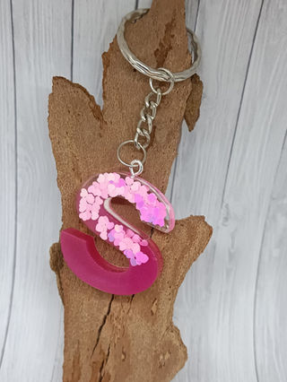 llavero letra s rosa letras inicial nombre resina epoxi resinaepoxi hechoamano hechoconcariño hechoconamor handmade detalles regalospersonalizados regalosoriginales regalosunicos nereida nereidaweb rosa nereidahechoamano