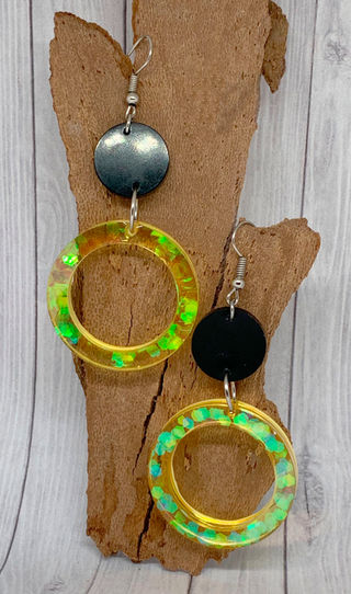pendientes aretes circulos resina epoxi resinaepoxi amarillo negro hechoamano hechoconcariño hechoconamor detalles handmade regalosoriginales regalospersonalizados bisuteria creativa bisuteriacreativa