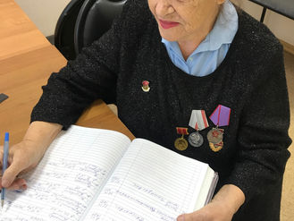 В Кемеровском областном центре крови наградили донора сдававшего кровь в годы Советского союза в Узб