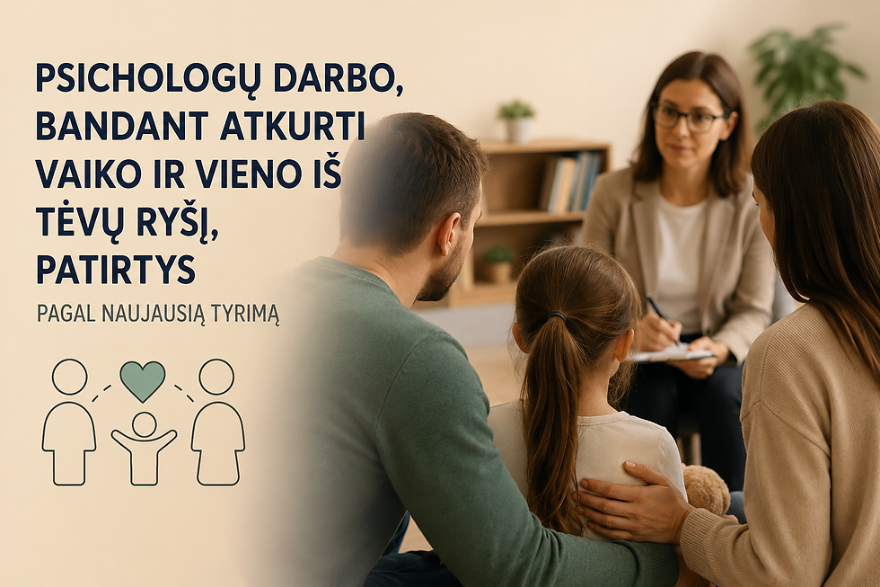 Šeimos konsultavimo scena su terapeutu, tėvais ir vaiku; Lietuviškas tekstas apie psichologo darbą ir tėvų bei vaikų ryšį.