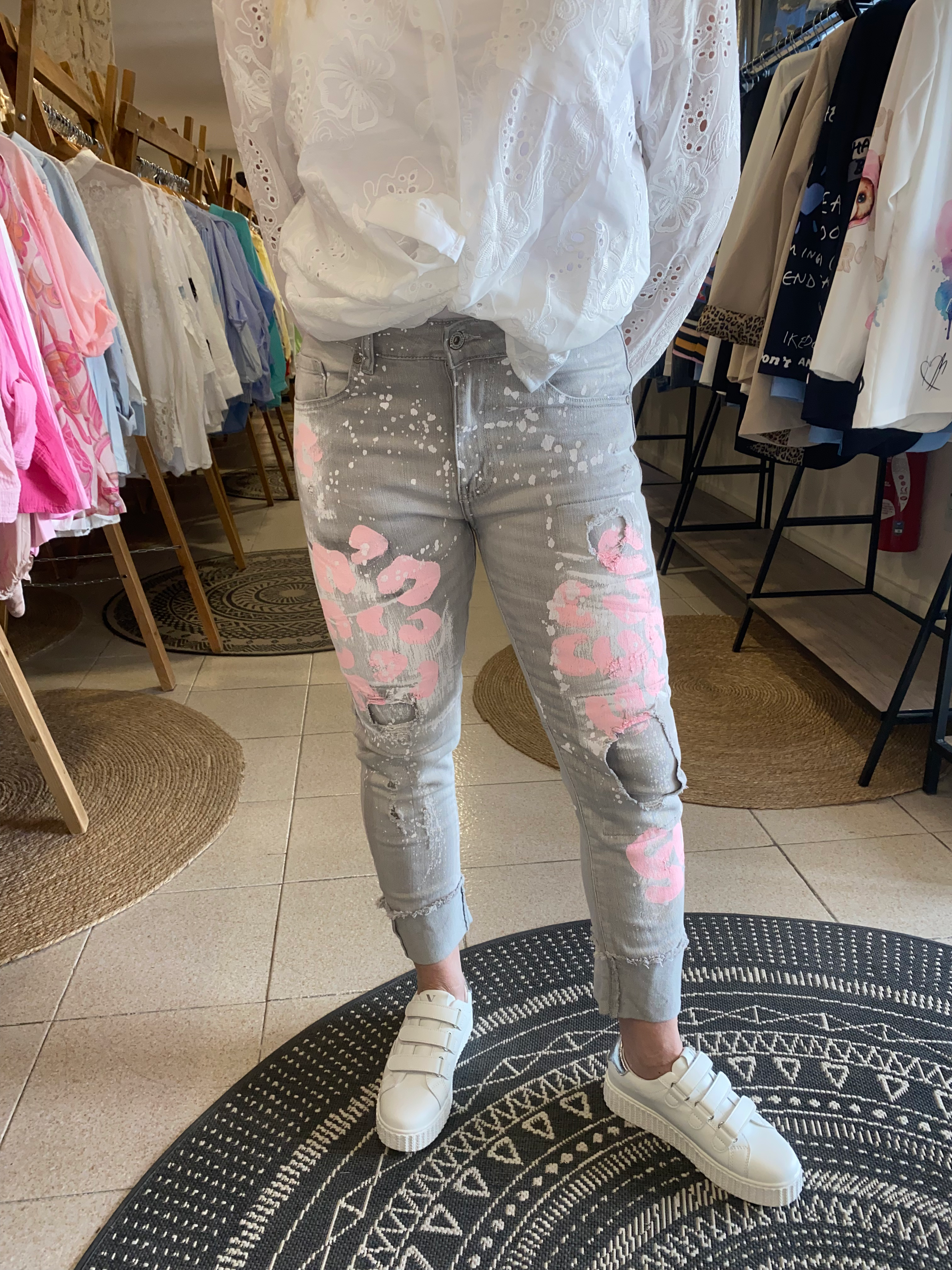 Jean gris avec imprimés roses
