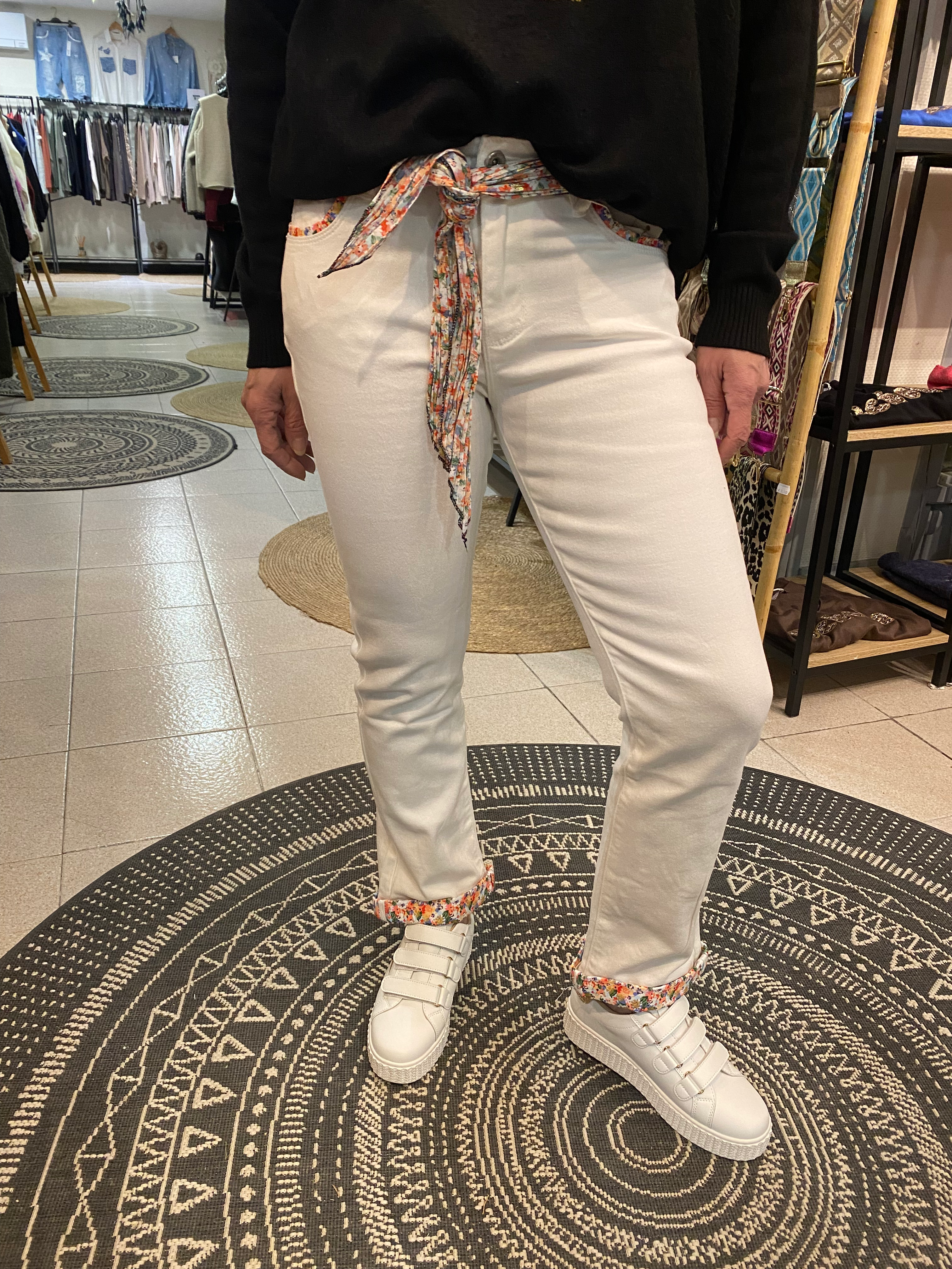 Jean blanc avec ceinture fleurie 
