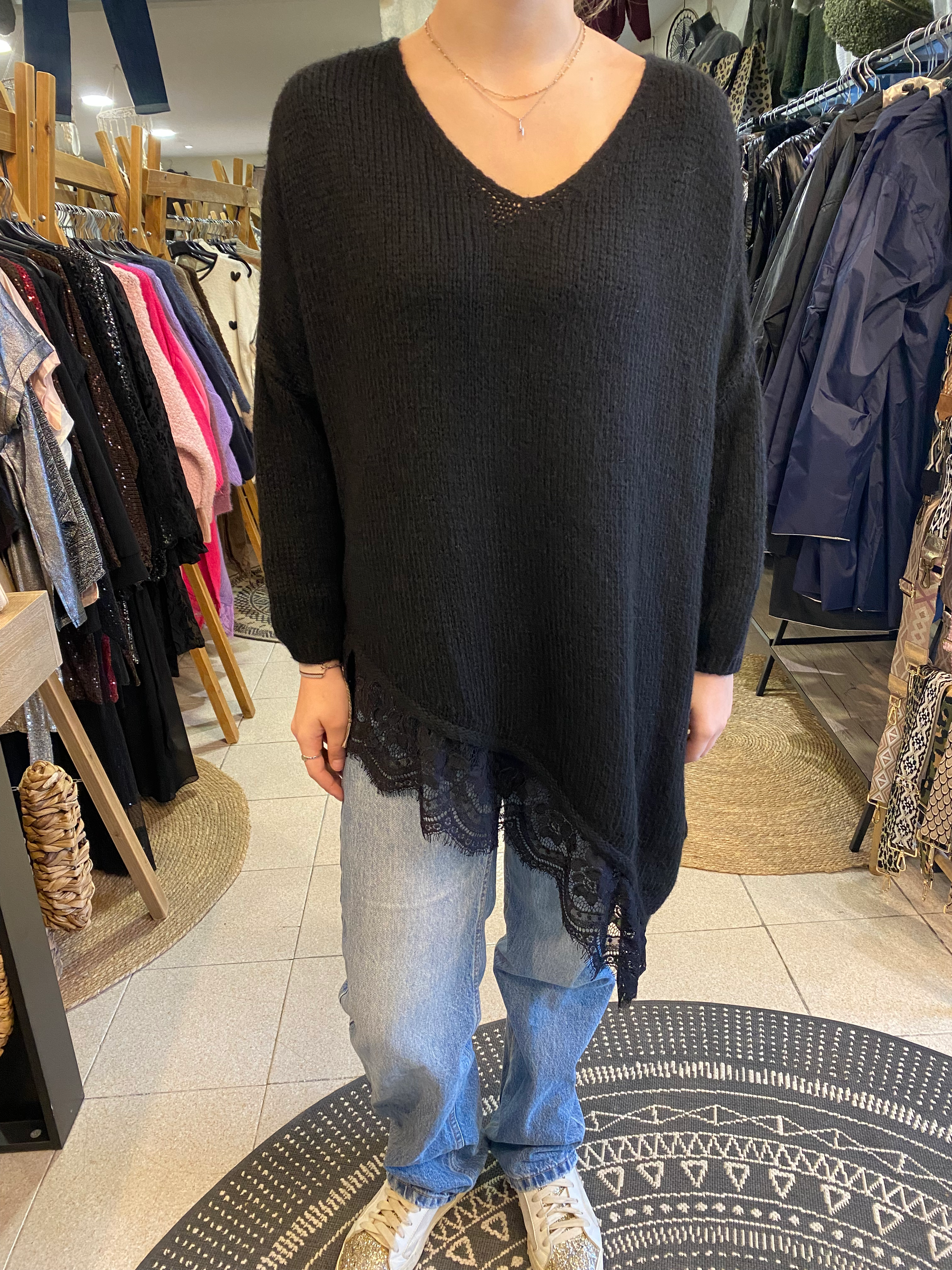 Pull asymétrique avec dentelle