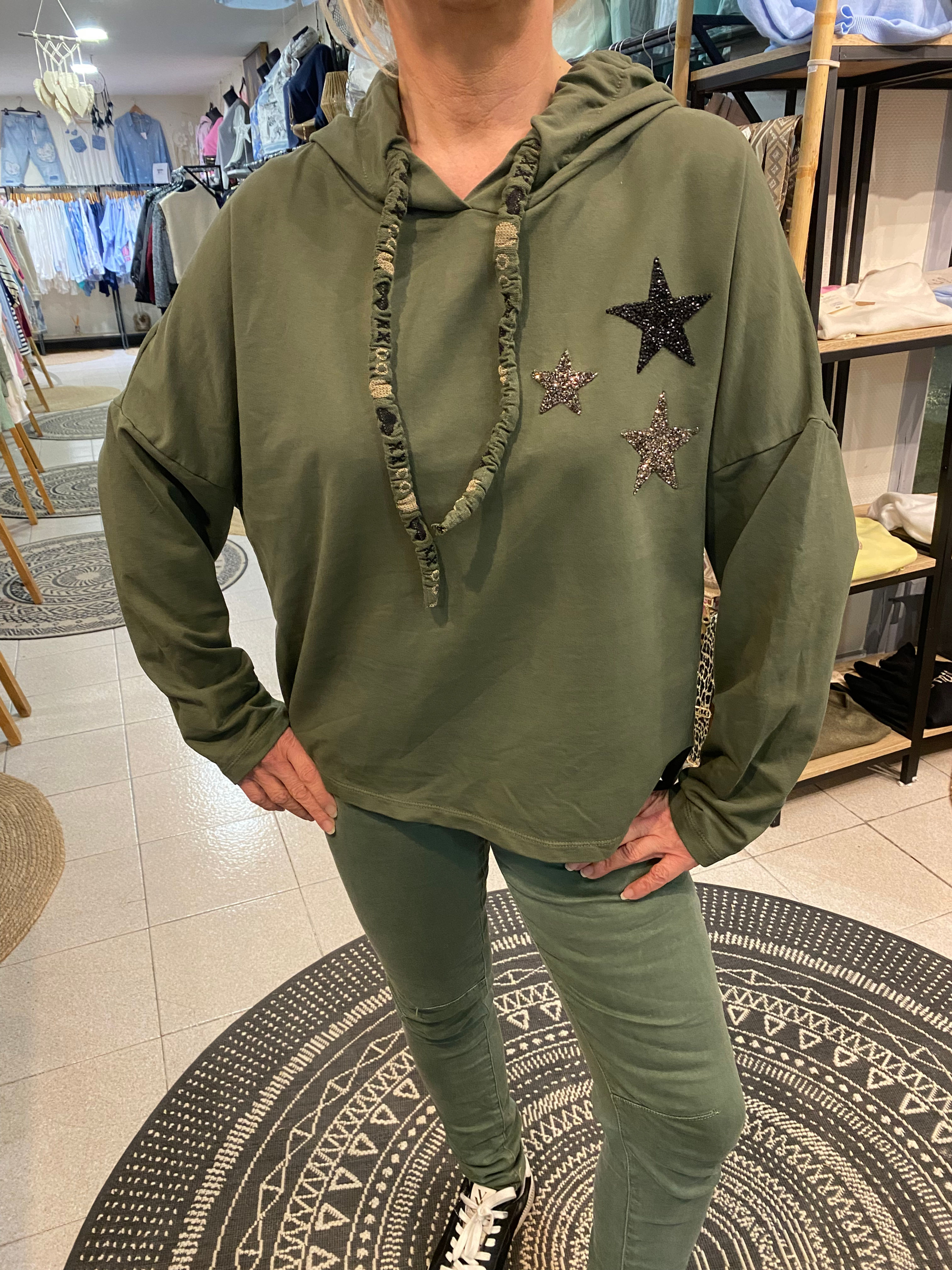 Sweat à capuche avec étoiles