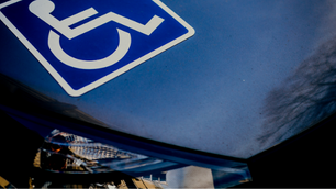 Preciso de autorização judicial para vender carro comprado em nome de pessoa com deficiência?