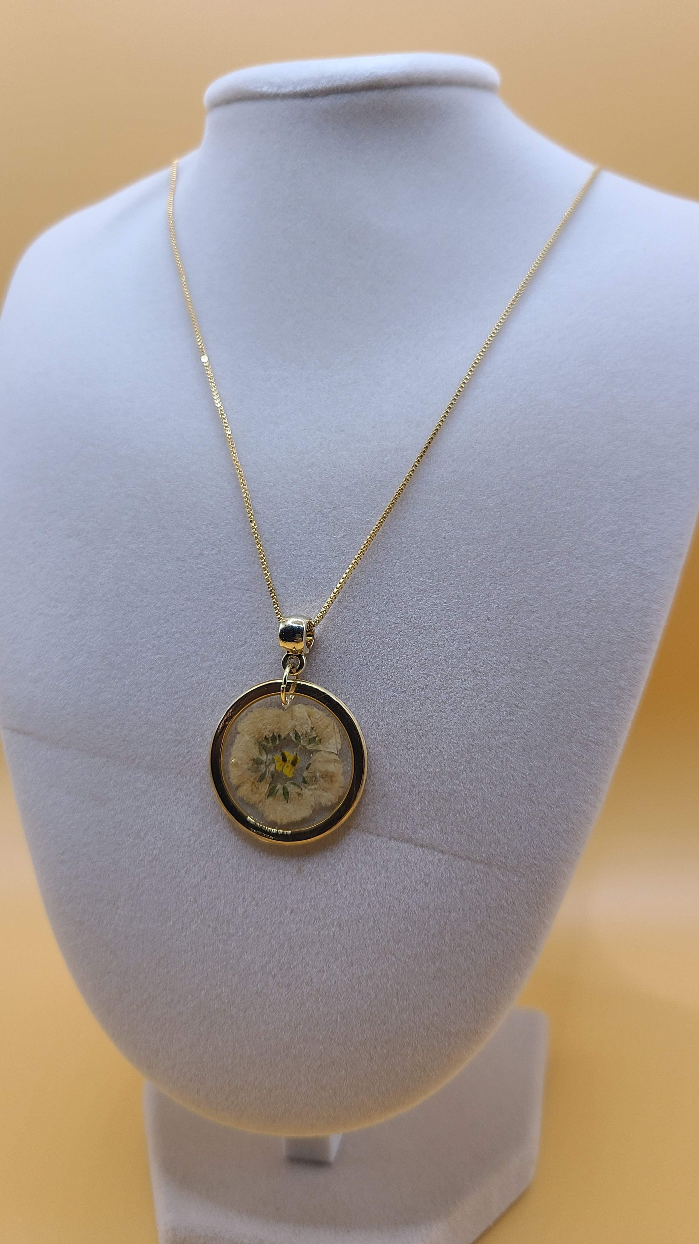 Necklace-Resin flower with gold plated chain
