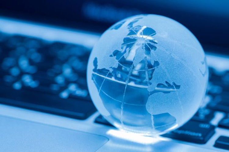 O conceito de negócio do mundo do vidro em um laptop _ Foto Grátis.jpg