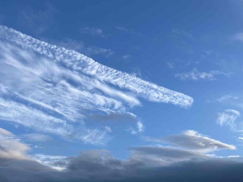 青空に走る白い雲