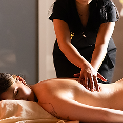 Masérka provádějící uvolňující masáž zad v Pure Spa