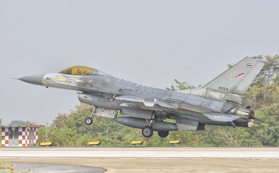 Représailles, les F-16 thaïs frappent le Cambodge !