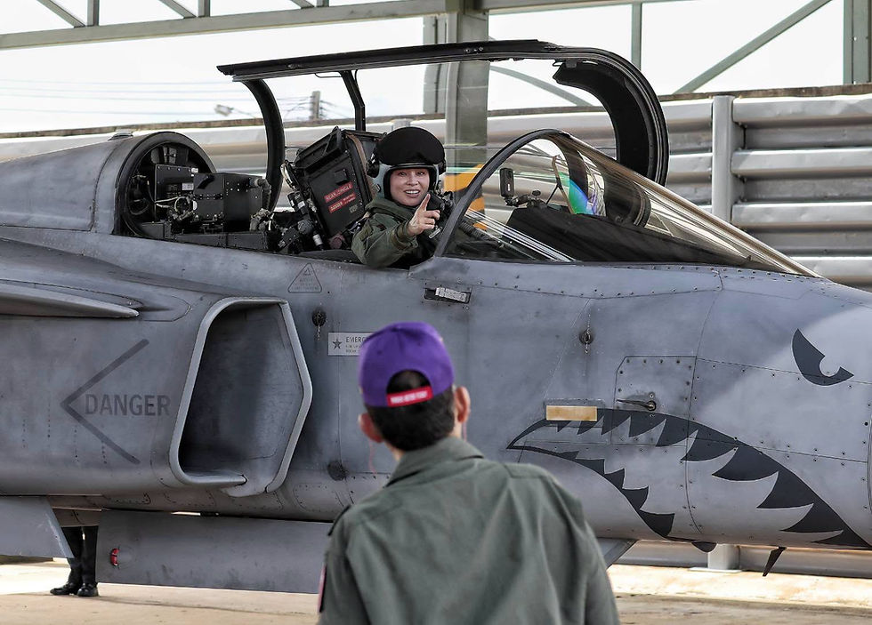 La reine de Thaïlande a réussi son solo sur Gripen !