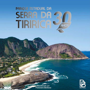 A obra comemorativa relembra as três décadas de existência desta importante
unidade de conservação de proteção integral, a qual foi a primeira do país criada
a partir da iniciativa popular. Um patrimônio natural brasileiro, administrado pelo
Instituto Estadual do Ambiente (Inea), que é tombado pelo Instituto Estadual do
Patrimônio Cultural (Inepac) e reconhecido internacionalmente pela Organização
das Nações Unidas para a Educação, Ciência e Cultura (Unesco), a qual o
intitulou Reserva Mundial da Biosfera. O projeto foi realizado por meio da Lei de
Incentivo à Cultura de Niterói (Lei n.º 3182/2015), tendo como única
incentivadora a Ecoponte.
Ilustrado com belíssimas fotografias de autoria de diversos fotógrafos, incluindo
Antonio Schumacher, sócio da DB Editora, o livro descreve todo o processo de
luta de ambientalistas, moradores da região, biólogos e movimentos sociais
locais para proteger este que é um dos últimos remanescentes de Mata Atlântica
do estado do Rio de Janeiro. As páginas trazem histórias dos primórdios da
povoação da área que se tornaria o bairro do Engenho do Mato, a passagem do
naturalista e biólogo britânico Charles Darwin, o solo, a vegetação, a fauna e as
trilhas, dentre outras informações.
De iniciativa da DB Editora, o livro possui alta qualidade gráfica,
responsabilidade social e acessibilidade, características presentes em todos os
produtos culturais da empresa. Para imprimir utilidade pública aos seus projetos
incentivados com recursos municipais, a DB os disponibiliza para leitura gratuita
por três anos em site próprio de cada obra, em versão compatível ao sistema
DosVox (de leitura por pessoas com deficiência visual). Após esse período, as
publicações são hospedadas no site da editora para livre acesso on-line dos
leitores. Um percentual da tiragem impressa é distribuída para bibliotecas,
escolas e faculdades públicas, entre outras instituições ligadas ao conhecimento
e à história da cidade.