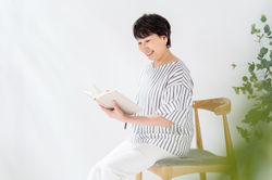 朗読の女性・写真