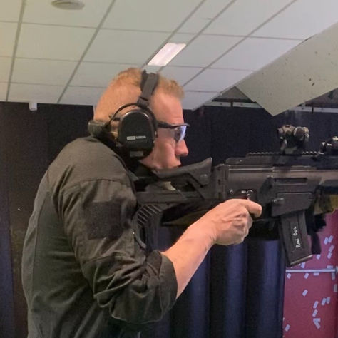 French RAID Operator running HK G36 with aimpoint system