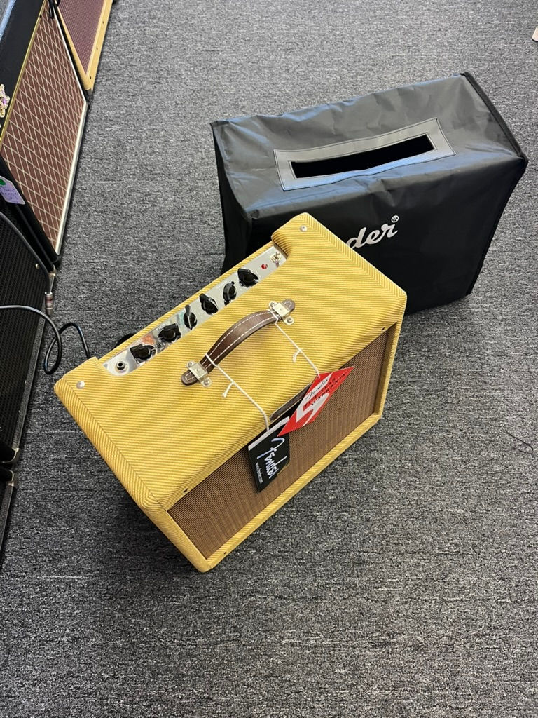 Thumbnail: Fender Blues Junior Limited 15 watt 1X12Tube Combo With Cover SOLD