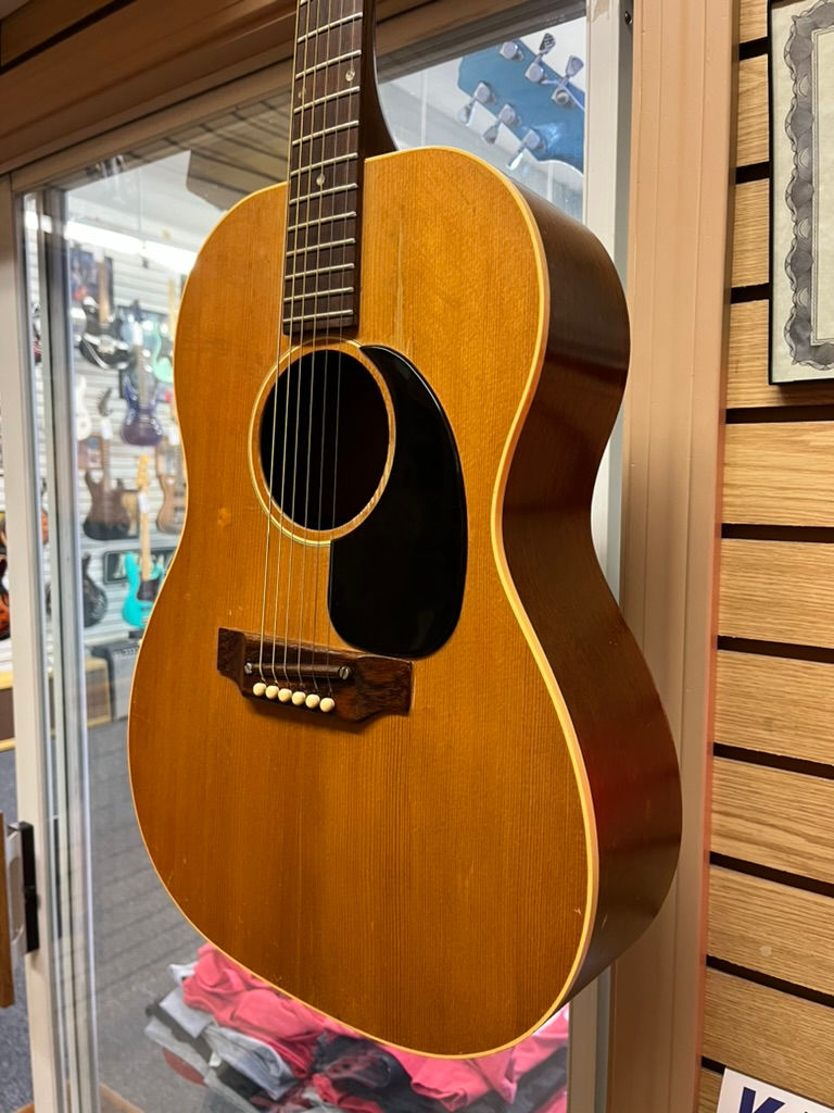 Thumbnail: Gibson Vintage 1969 LG1 guitar with its chipboard case SOLD