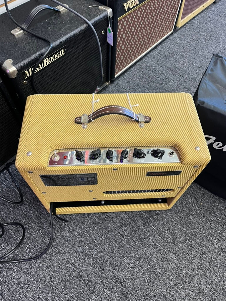 Thumbnail: Fender Blues Junior Limited 15 watt 1X12Tube Combo With Cover SOLD